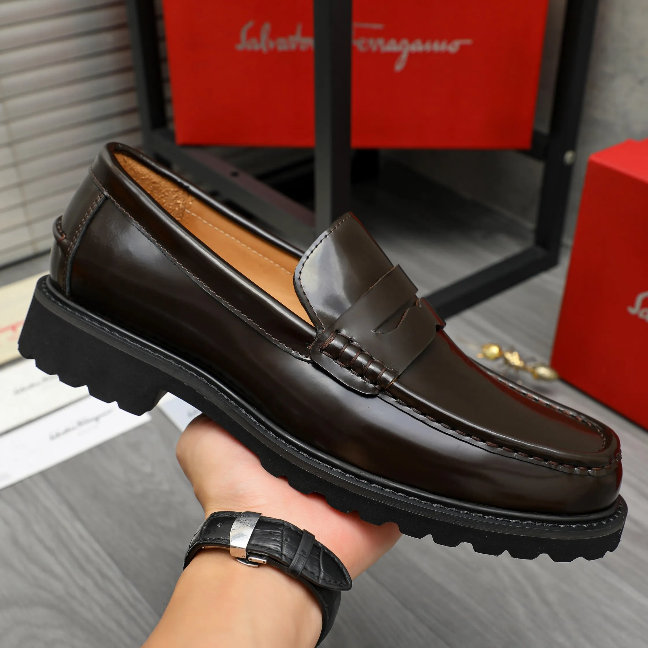 Men's shoes 💰442 Product trademark: Ferragamo "Ferragamo" business formal leather shoes Regular size: 38-46 (45.46 custom-made and non-returnable) Product materials: Selected pearlescent cowhide upper, cowhide lining, non-slip rubber outsole